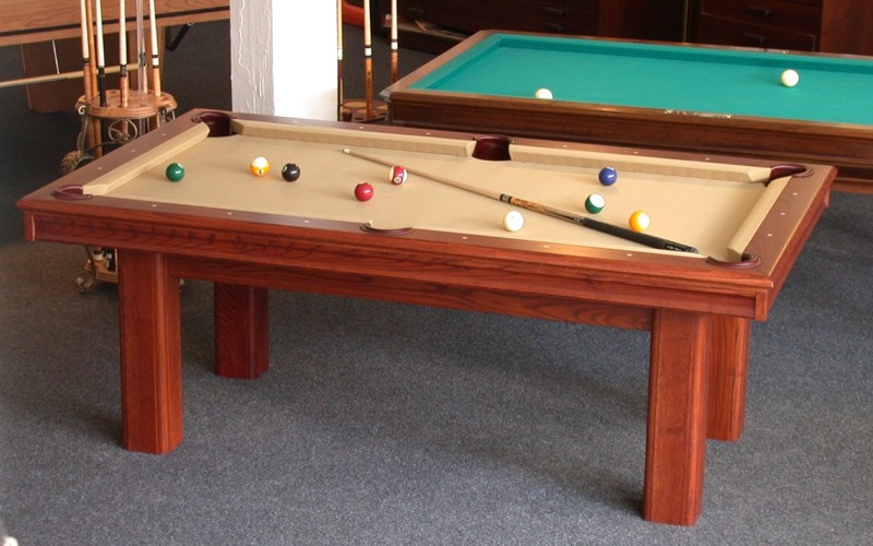 Pooltisch Orvieto aus Esche, braun gebeizt und lackiert. Tuchfarbe Simonis Gold. 